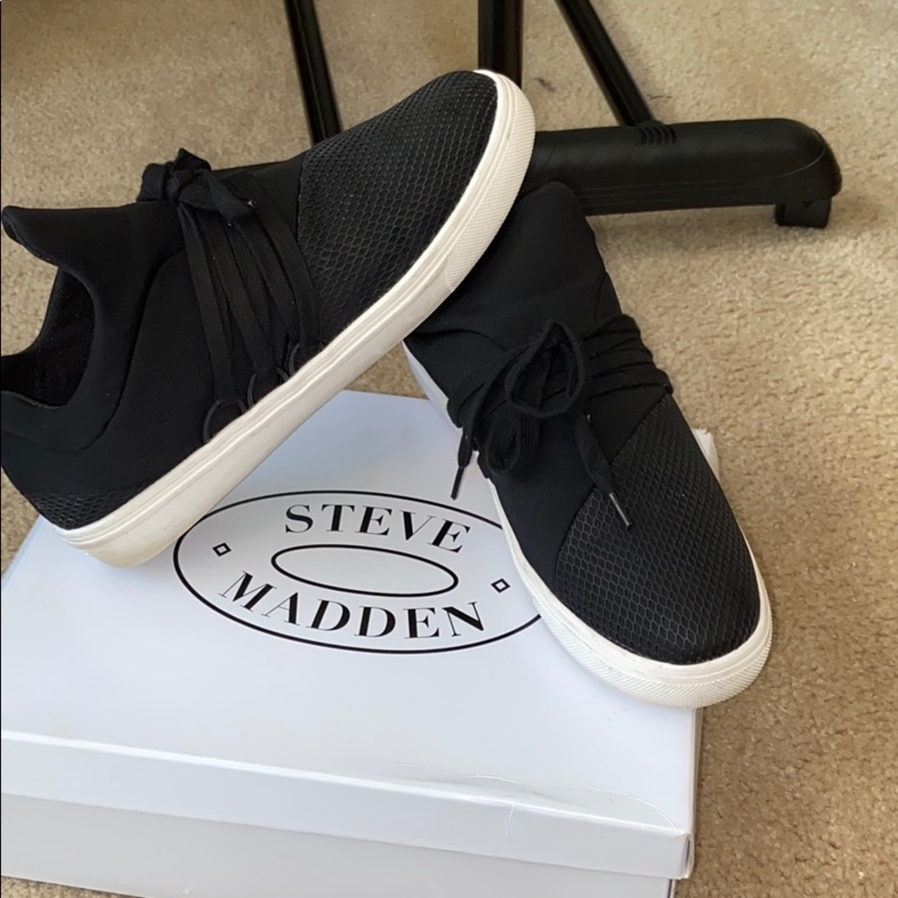 Black and white Steve Madden Tennis Shoes